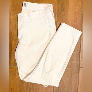 Abercrombie and Fitch white distressed ankle jean size 10R